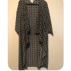 Large Lularoe Shirley black and white plaid